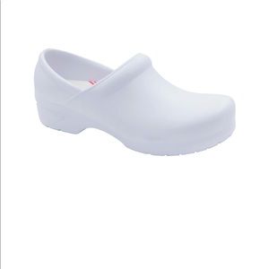 Extremely comfortable non-slip work shoes